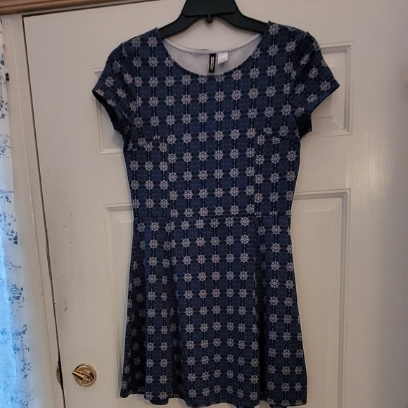 Divided H & M cup sleeves dress size 12 - Picture 2 of 8